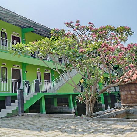 Oyo Life 92919 Kost Wijaya Kusuma Lake Syariah Hotel Madiun Exterior photo