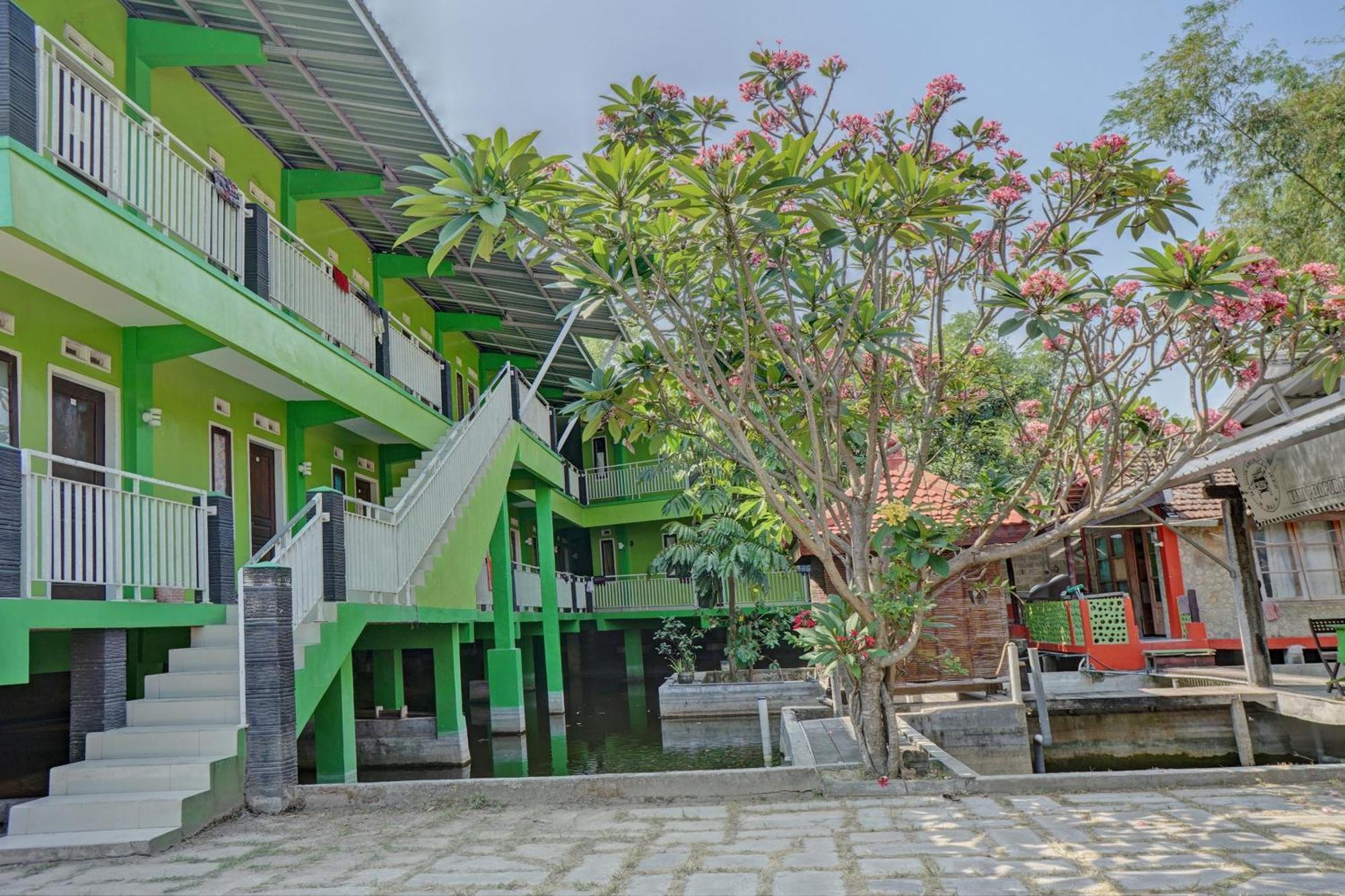 Oyo Life 92919 Kost Wijaya Kusuma Lake Syariah Hotel Madiun Exterior photo