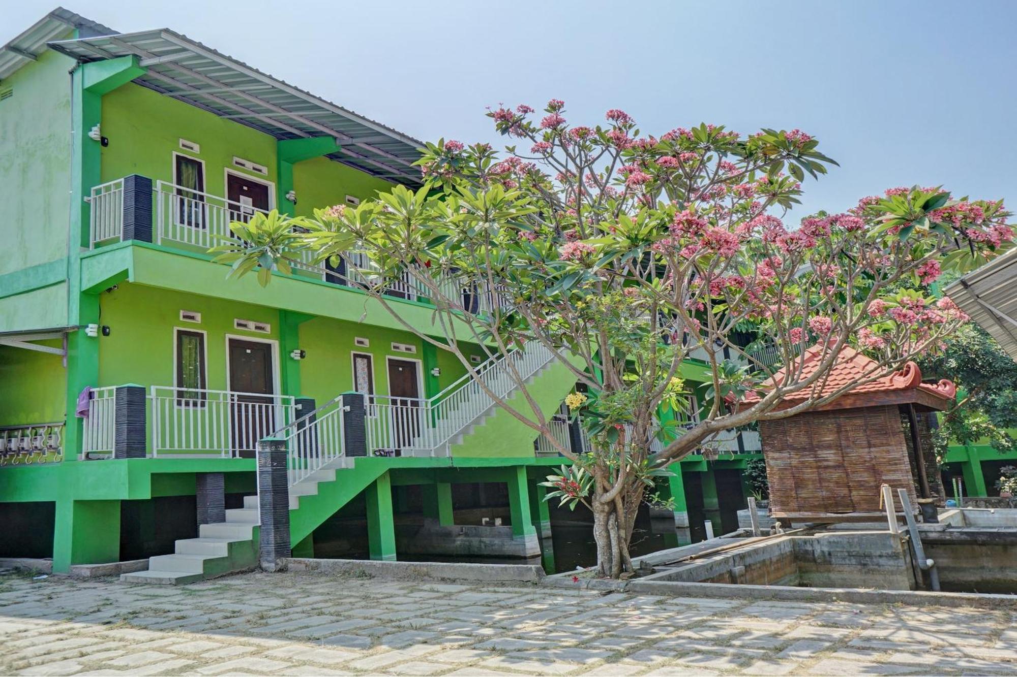 Oyo Life 92919 Kost Wijaya Kusuma Lake Syariah Hotel Madiun Exterior photo